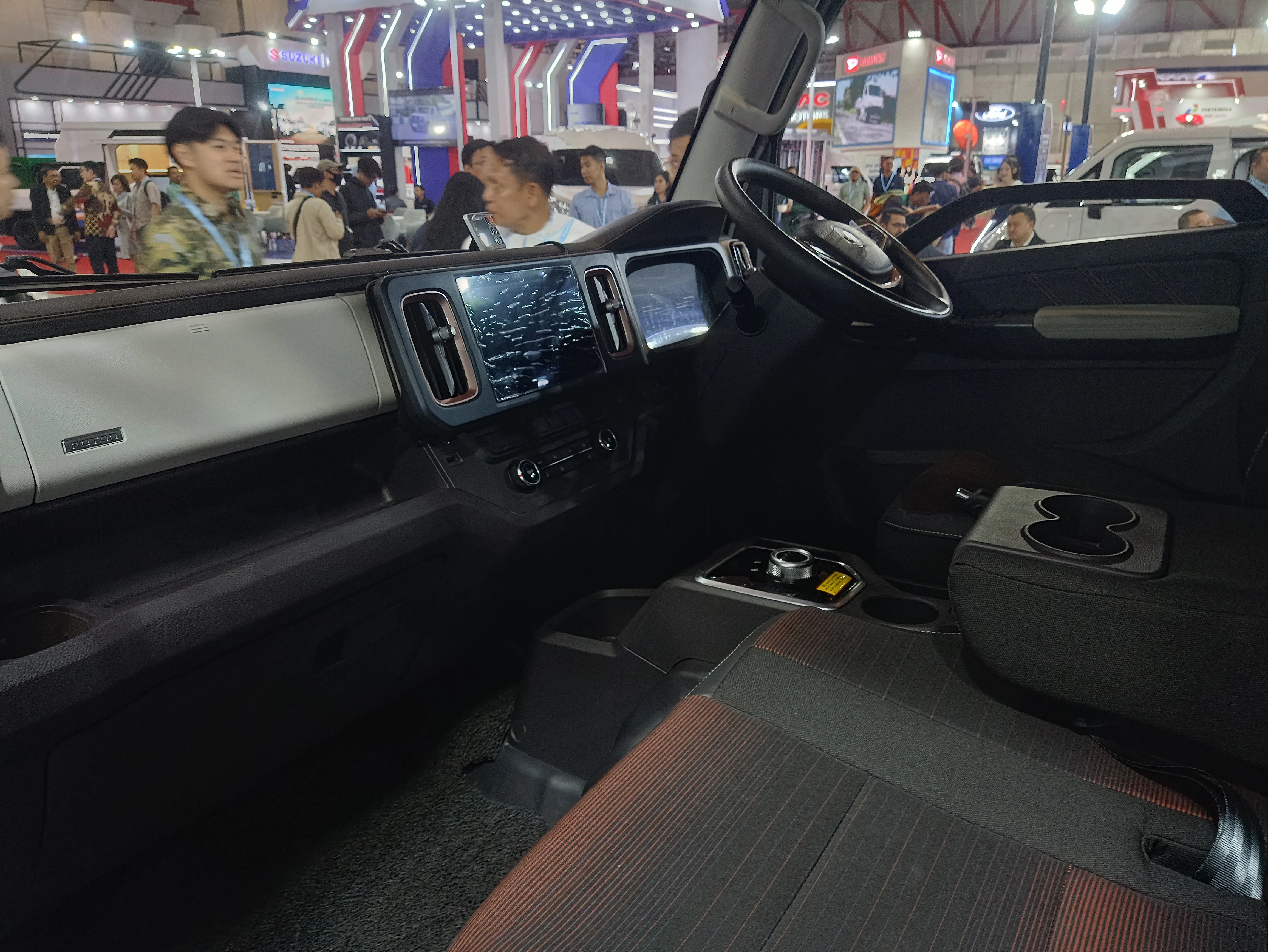 Interior Pengemudi dan Penumpang Foton eTruck