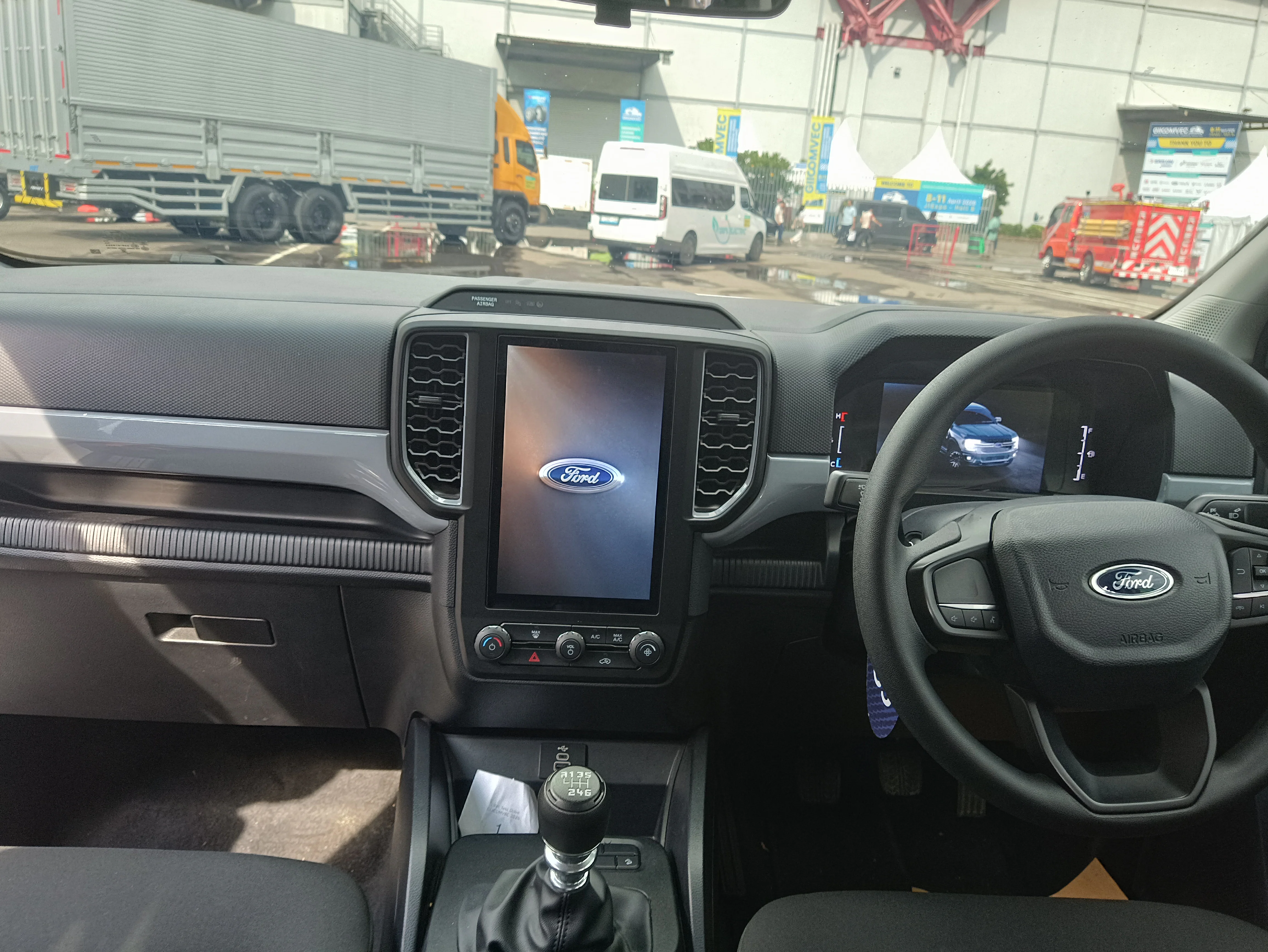 Interior Dashboard Penumpang dan Pengemudi Ford Ranger XL 2.0L M/T (arsip stapo.id)