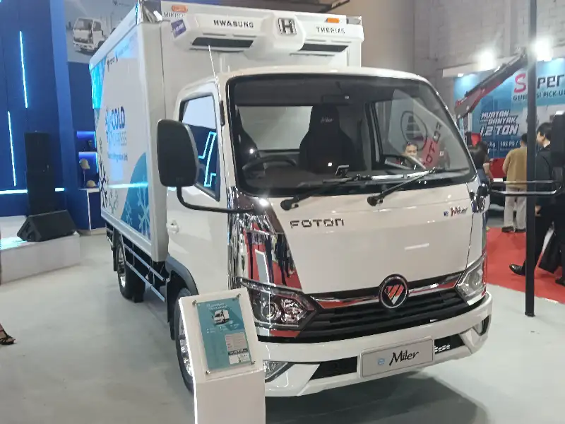 Ilustrasi kendaraan niaga listrik modern untuk logistik perkotaan