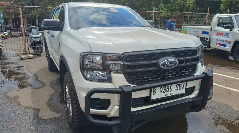 Visual kendaraan double cabin 4x4 dengan spesifikasi tambang dan ban off-road.