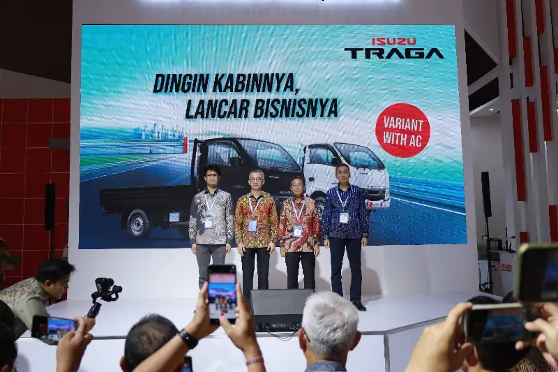 Ilustrasi kendaraan niaga modern Isuzu di pameran otomotif