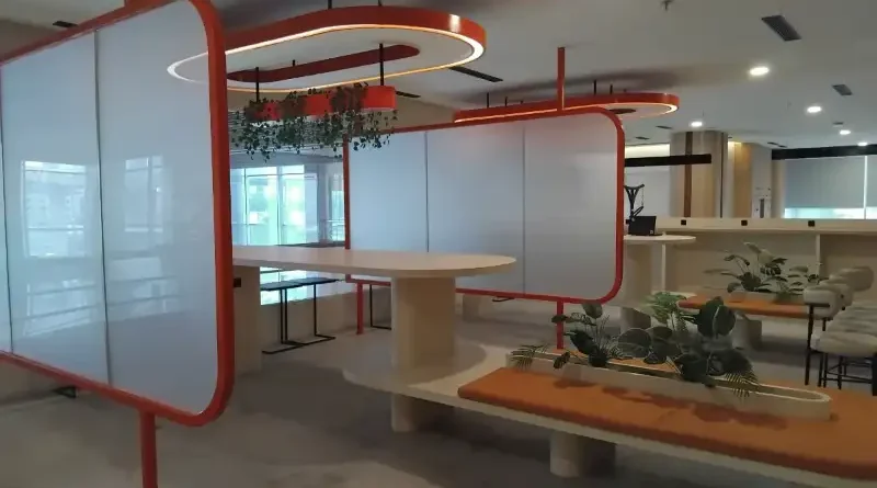 Fasilitas coworking space modern di Smesco Startup Hub Jakarta untuk kolaborasi perusahaan rintisan dan UMKM digital.