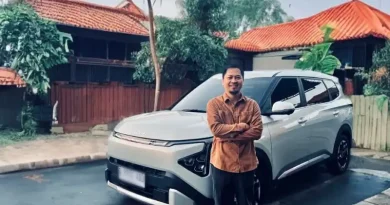 Interior mobil keluarga modern dengan fitur canggih dan kabin luas.