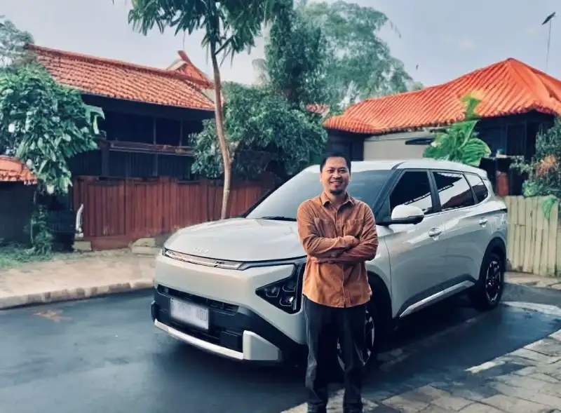 Interior mobil keluarga modern dengan fitur canggih dan kabin luas.