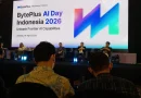 Simbol jaringan kecerdasan buatan digital yang memancarkan cahaya biru dan emas yang modern