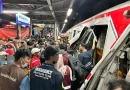 Ilustrasi suasana stasiun kereta api saat malam hari dengan pencahayaan darurat.