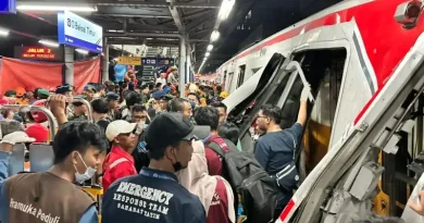 Ilustrasi suasana stasiun kereta api saat malam hari dengan pencahayaan darurat.