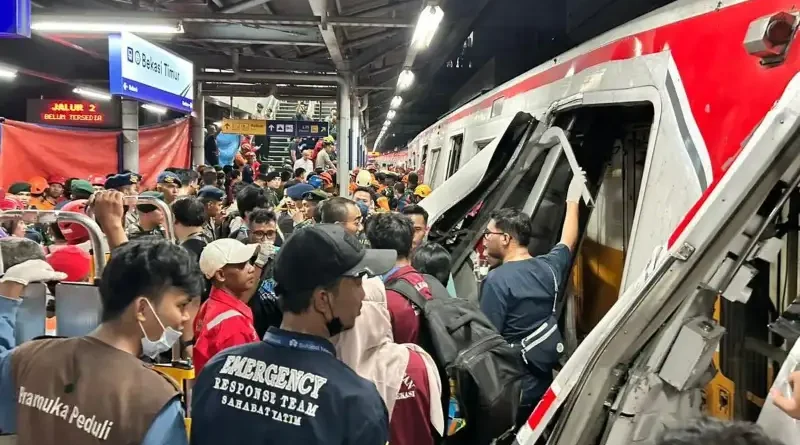 Ilustrasi suasana stasiun kereta api saat malam hari dengan pencahayaan darurat.
