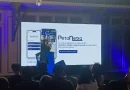 Simbol abstrak teknologi navigasi pintar untuk aksesibilitas penyandang tunanetra.