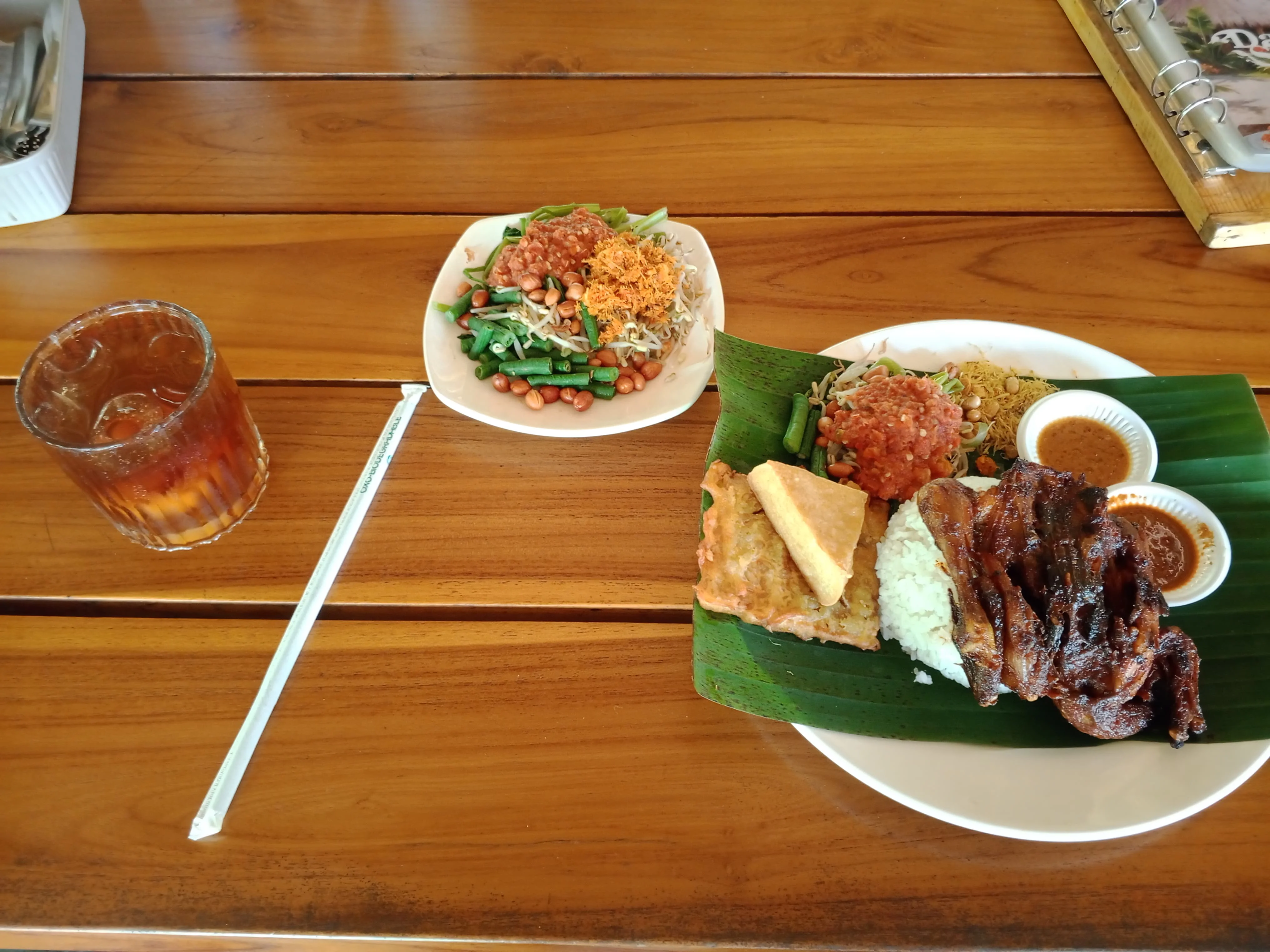 Ayam Taliwang Bakar dan Sayur Plecing Kangkung (arsip stapo.id)