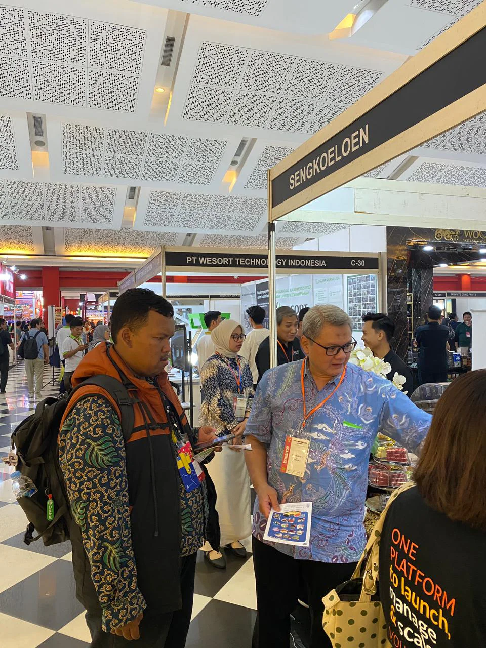 Co-founder stapo.id Pradahlan (kiri) dan Freddy Triono (kanan) Saat Diskusi dan Berada di Area Sengkoeloen FLEI 2026 (arsip Sengkoeloen)