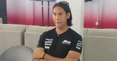 Representasi helm balap profesional dan sarung tangan sebagai simbol karier balap Sean Gelael.