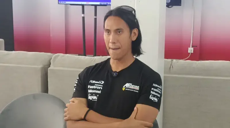Representasi helm balap profesional dan sarung tangan sebagai simbol karier balap Sean Gelael.