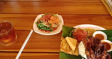 Ilustrasi sajian ayam bakar bumbu rempah dan sate daging khas daerah di atas piring tradisional.