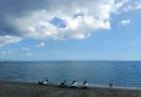 Peralatan olahraga air di pantai sebagai simbol aktivitas watersport