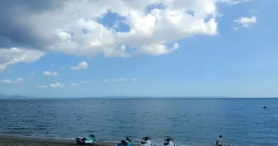 Peralatan olahraga air di pantai sebagai simbol aktivitas watersport