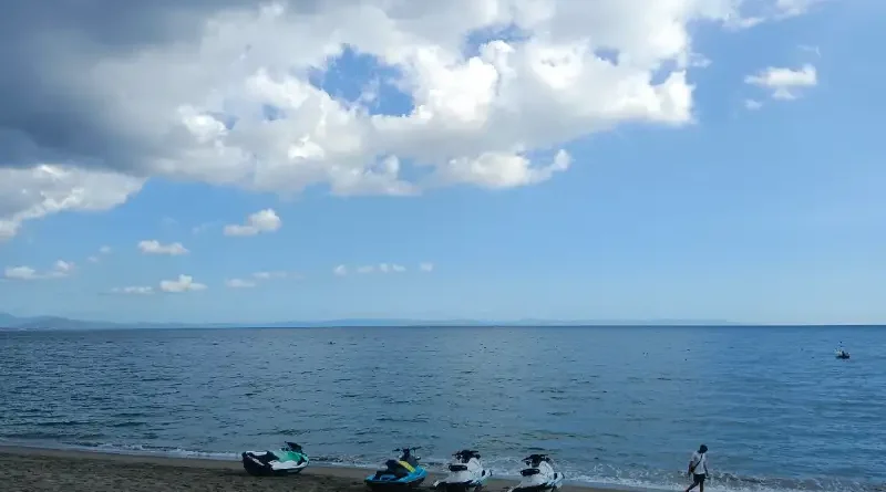 Peralatan olahraga air di pantai sebagai simbol aktivitas watersport