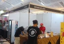 Varian cake modern halal Sengkoeloen dalam tampilan estetis di pameran.