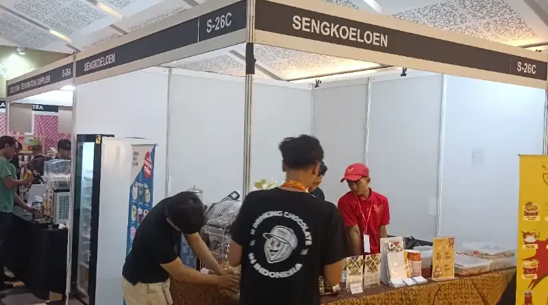 Varian cake modern halal Sengkoeloen dalam tampilan estetis di pameran.