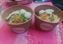 Sajian mi Melayu otentik dengan topping melimpah dalam mangkuk tradisional