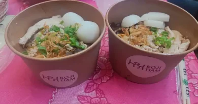 Sajian mi Melayu otentik dengan topping melimpah dalam mangkuk tradisional