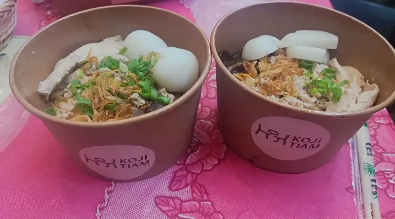 Sajian mi Melayu otentik dengan topping melimpah dalam mangkuk tradisional
