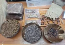Produk cokelat artisan batangan dan biji kakao murni berkualitas.