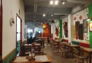 Suasana interior restoran bernuansa klasik old chinatown dengan furnitur kayu.