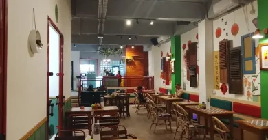 Yesaya Group Kembangkan Tjerita Rasa di Blok M Suasana interior restoran bernuansa klasik old chinatown dengan furnitur kayu.