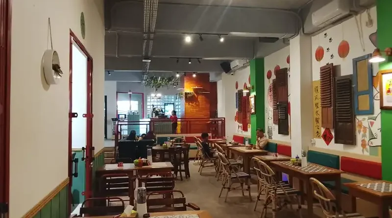 Suasana interior restoran bernuansa klasik old chinatown dengan furnitur kayu.