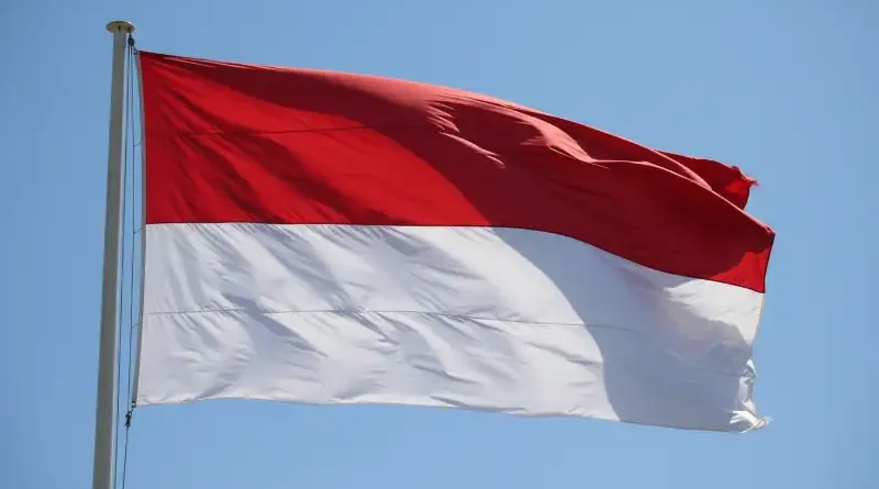 Bendera merah putih berkibar tertiup angin sebagai simbol peringatan Hari Kebangkitan Nasional