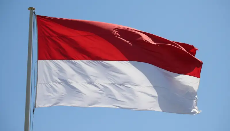 Bendera merah putih berkibar tertiup angin sebagai simbol peringatan Hari Kebangkitan Nasional