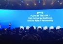 Simbol futuristik kolaborasi teknologi kecerdasan buatan dengan sumber energi gas bumi di Indonesia.