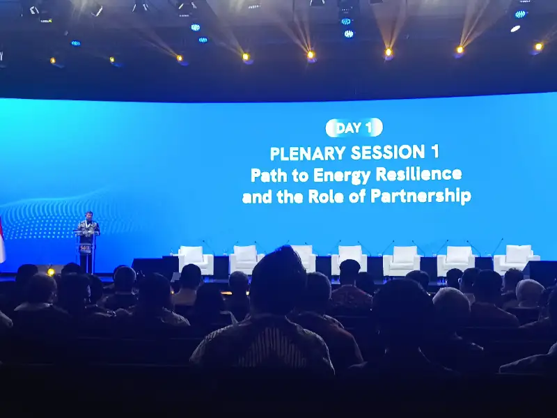 Simbol futuristik kolaborasi teknologi kecerdasan buatan dengan sumber energi gas bumi di Indonesia.