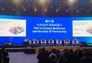 Simbol industri migas dan grafik pertumbuhan sebagai representasi investasi migas global di Indonesia.