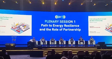 SKK Migas Tekankan Akselerasi dan Keamanan untuk Menarik Investasi Migas Global Simbol industri migas dan grafik pertumbuhan sebagai representasi investasi migas global di Indonesia.