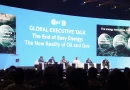 Ilustrasi simbolis gas alam dan energi terbarukan yang saling terhubung untuk transisi energi.