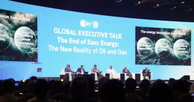 Ilustrasi simbolis gas alam dan energi terbarukan yang saling terhubung untuk transisi energi.