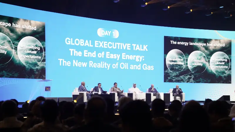 Ilustrasi simbolis gas alam dan energi terbarukan yang saling terhubung untuk transisi energi.