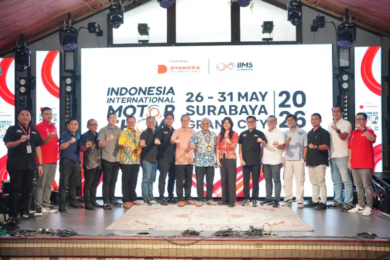 Simbol otomotif modern dan gaya hidup urban pada pameran IIMS Surabaya 2026.