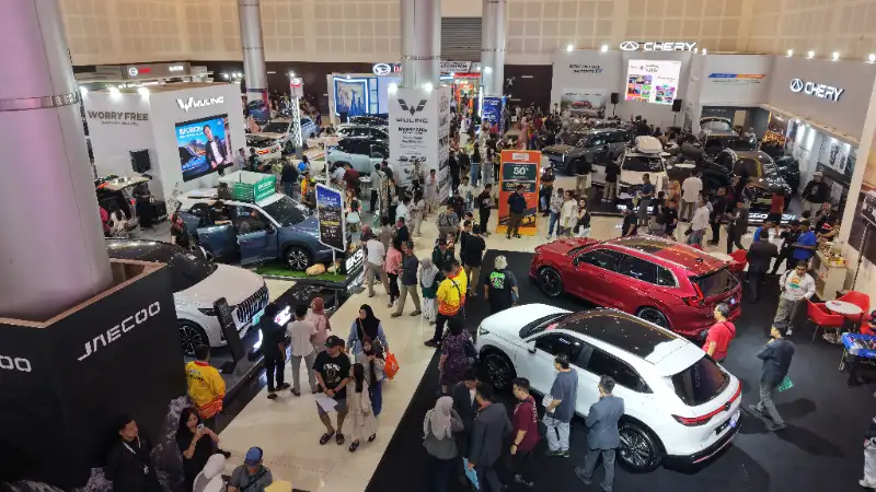 Logo IIMS Surabaya 2026 dengan latar belakang abstrak bertema pameran otomotif modern.