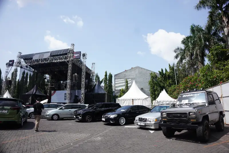 Representasi visual modern industri otomotif dan kreativitas komunitas otomotif