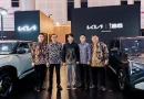 Logo Kia di sebuah booth pameran otomotif modern yang futuristik dan bersih.