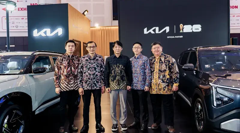Logo Kia di sebuah booth pameran otomotif modern yang futuristik dan bersih.