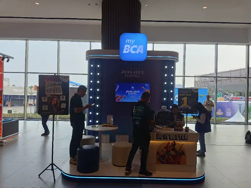 Kartu Flazz edisi khusus dan promo kartu kredit BCA di festival musik.