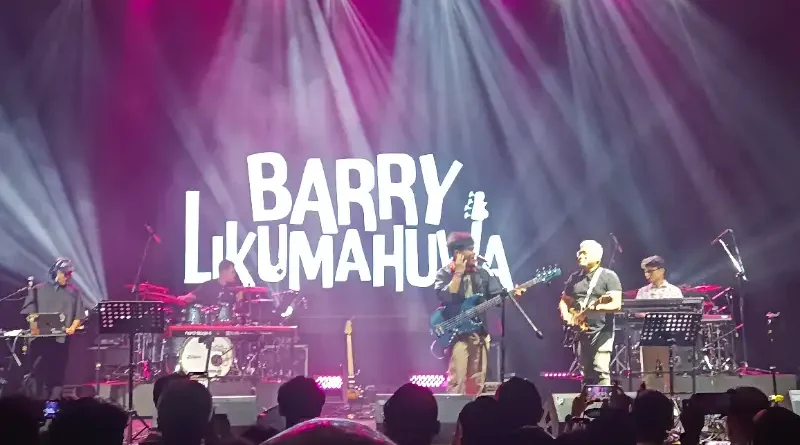 Gitar bass elektrik profesional di atas panggung jazz dengan pencahayaan hangat sebagai simbol karier Barry Likumahuwa.