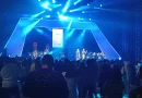 Representasi instrumen musik jazz seperti saksofon di atas panggung festival yang elegan.