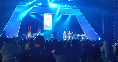 Representasi instrumen musik jazz seperti saksofon di atas panggung festival yang elegan.