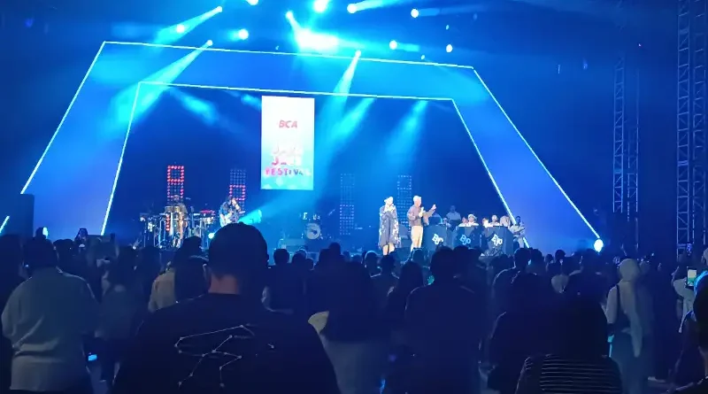 Representasi instrumen musik jazz seperti saksofon di atas panggung festival yang elegan.