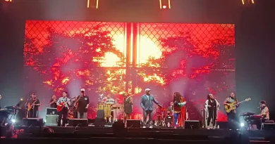 Visual simbolik musik jazz-funk mewakili penampilan Incognito di panggung festival internasional.